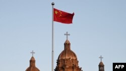 一面中国国旗在北京王府井天主教堂前飘扬。(2020年10月22日)(法新社)