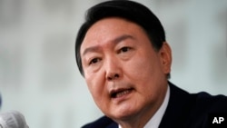 资料照:韩国反对党国民力量党总统候选人尹锡悦在首尔与外国媒体交谈。(2021年11月12日)