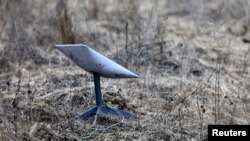 Супутникова інтернет-система Starlink встановлена поблизу прифронтового міста Бахмут, Донецька область, 8 березня 2023 року. (Фото: REUTERS/Лісі Ніснер)