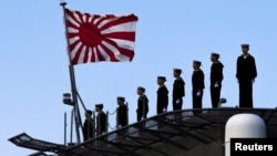 日本海军准航母出云号准备离开日本横滨造船厂。(资料照:2015年3月)