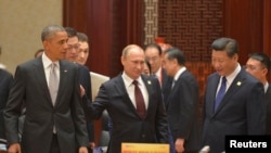 从左至右:美国总统奥巴马、俄罗斯总统普京和中国国家主席习近平在北京出席亚太经合组织峰会。(2014年11月11日)