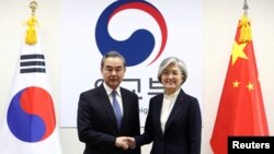 资料照:中国外长王毅在首尔与韩国外长康京和会晤。(2019年12月4日)
