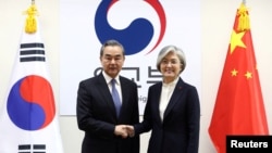 中国外长王毅在首尔与韩国外长康京会晤。(2019年12月4日)