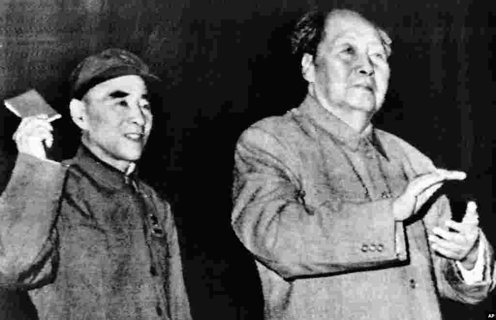 1969年10月,毛泽东和林彪在北京人民大会堂。林彪挥舞着毛主席语录。林彪死后,毛泽东会见尼克松的时候告诉他,林彪是反对你访华的。但后来给林彪写传记的作家舒云表示,在1971年,在尼克松访华的准备阶段,林彪就欢迎他来,也想会见尼克松。  