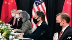 美国国务卿布林肯(右二)与国家安全顾问沙利文(右)在阿拉斯加美中高层会谈上。(2021年3月18日)