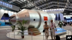 中国珠海第八届国际航空航天博览会上展出“天宫一号”飞行器模型(2010年11月16日)