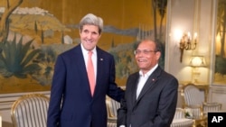 美国国务卿克里与突尼斯总统马佐基在总统府会晤。(2014年2月18日)