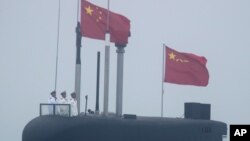 资料照片:中国新型094型“晋级”战略核潜艇“长征10号”参加中国海军建军70周年海上阅兵式。(2019年4月23日)
