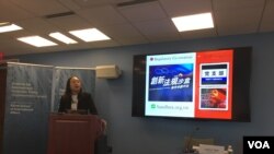 台湾数码政务委员唐凤(左一)2019年4月23日在乔治华盛顿大学发表演说(美国之音锺辰芳拍摄)