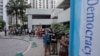 香港选民排队为泛民主派立法会选举初选投票。(2020年7月11日)