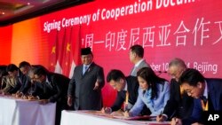 印尼总统普拉博沃星期天出席印尼工商总会与中国多家知名企业举行的会议,并见证总额超过100亿美元的协议签署。(美联社:2024年11月10日)
