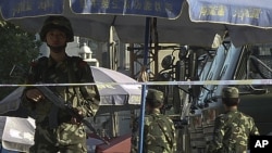 中国一名武装警察在新疆喀什街头站岗(2011年8月4号资料照)。