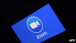 智能手机上的Zoom公司标志(2020年3月30日)。