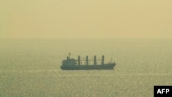 На цій фотографії, зробленій 26 серпня 2023 року, показано балкер «Primus», зареєстрований у Ліберії, який пливе до болгарського чорноморського порту Варна. STRINGER / AFP