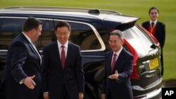 中国国家副主席韩正(中)于2023年5月5日星期五抵达伦敦白金汉宫,参加由英国国王查理三世为出席其加冕典礼的海外宾客举办的招待会。